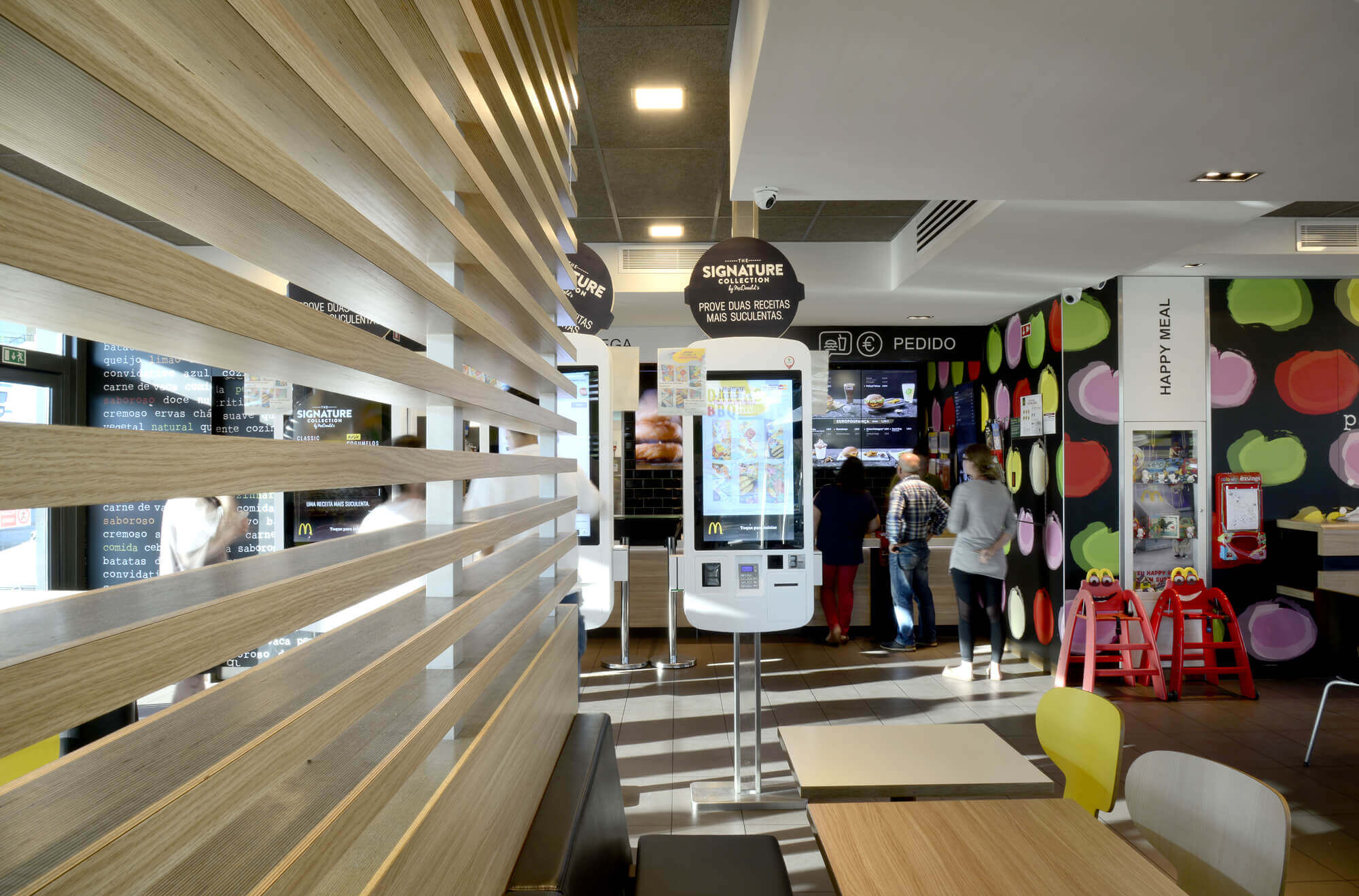 Interior do restaurante McDonald's