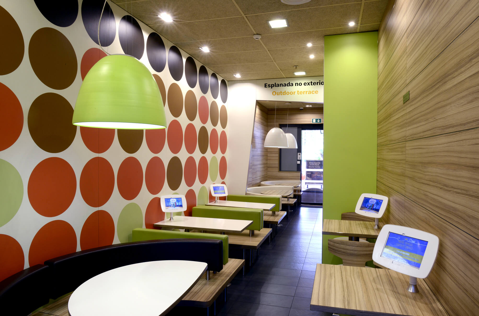 Interior do restaurante McDonald's