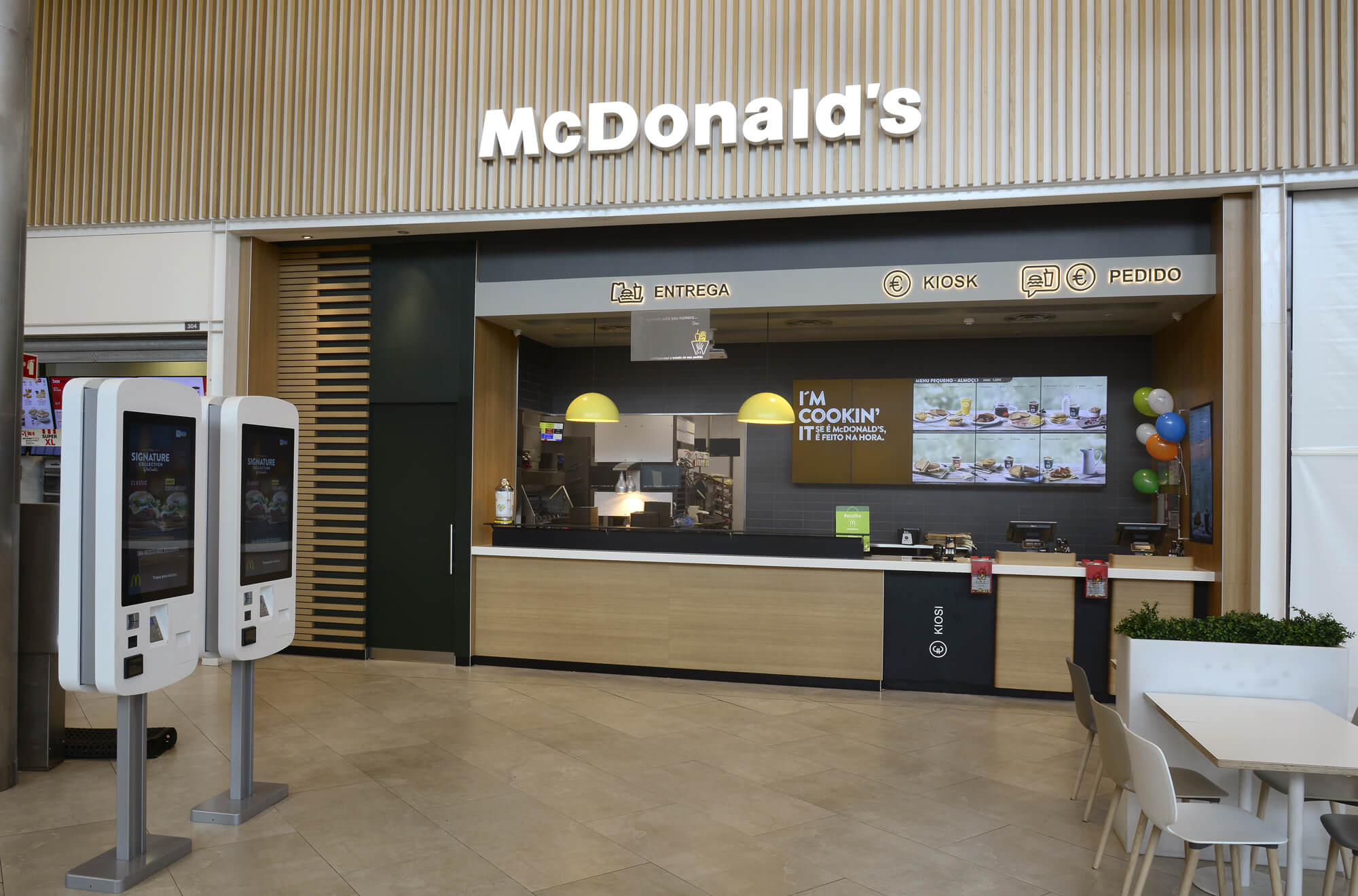 Interior do restaurante McDonald's