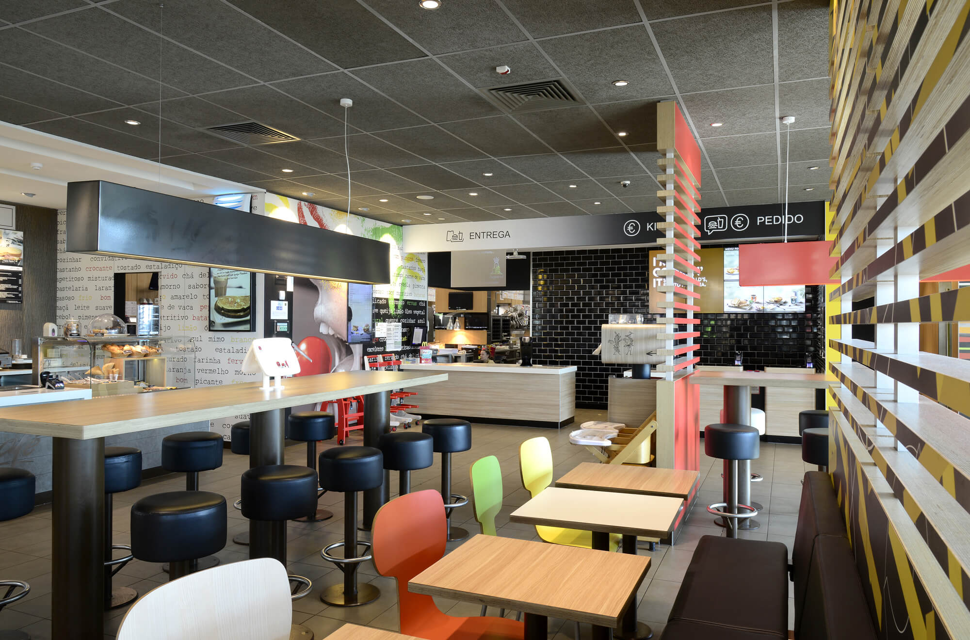 Interior do restaurante McDonald's