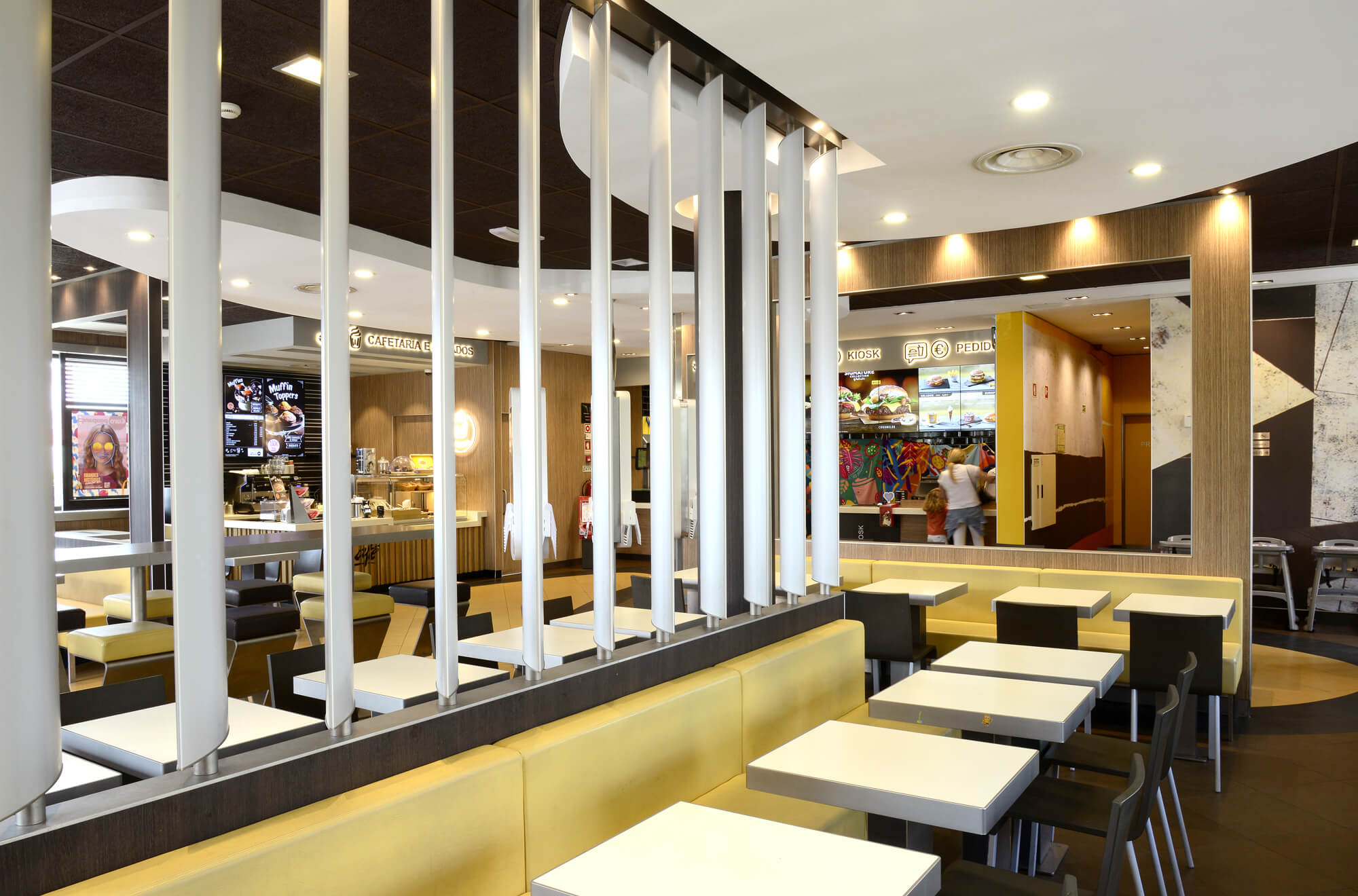 Interior do restaurante McDonald's