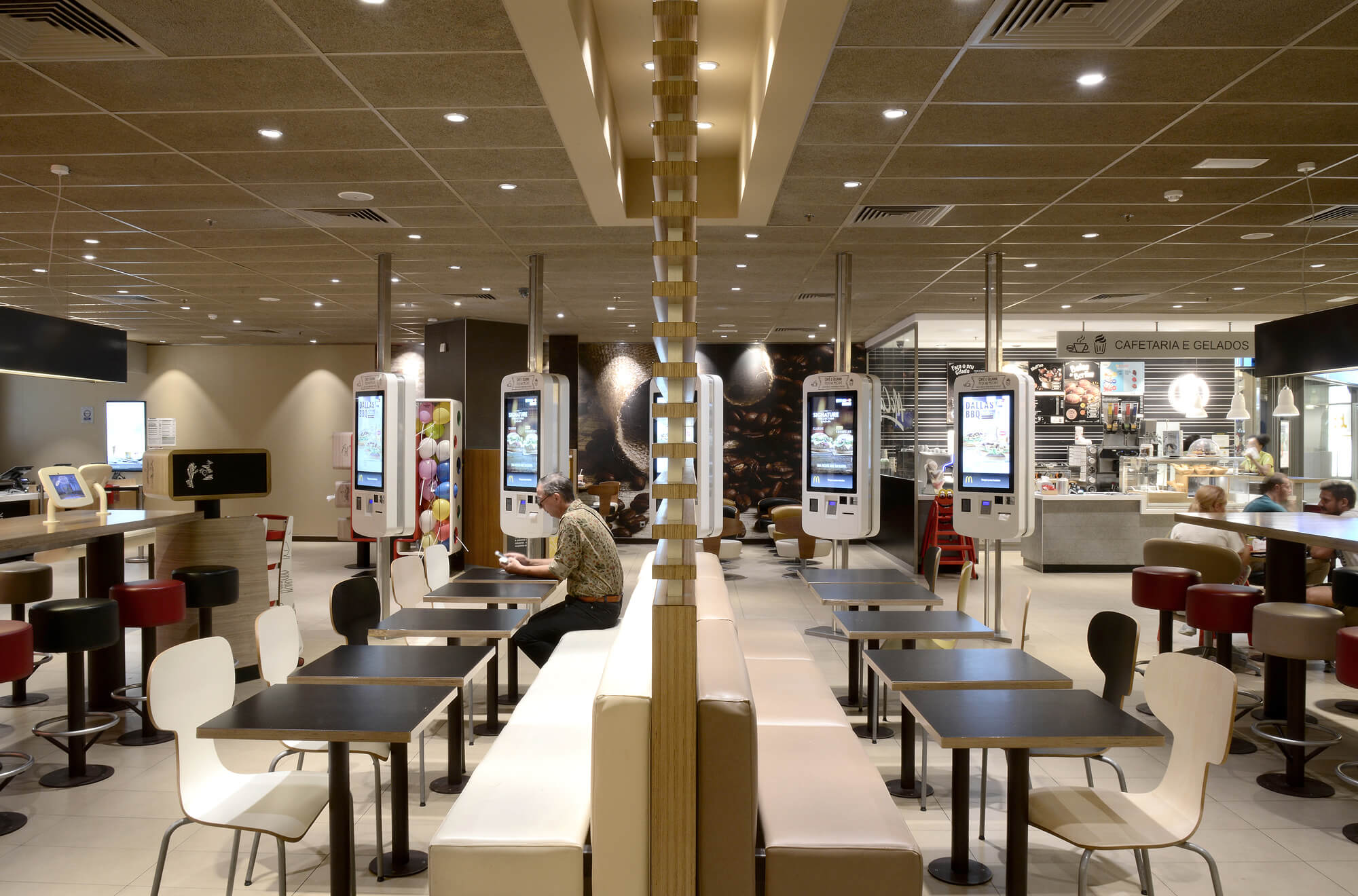 Interior do restaurante McDonald's