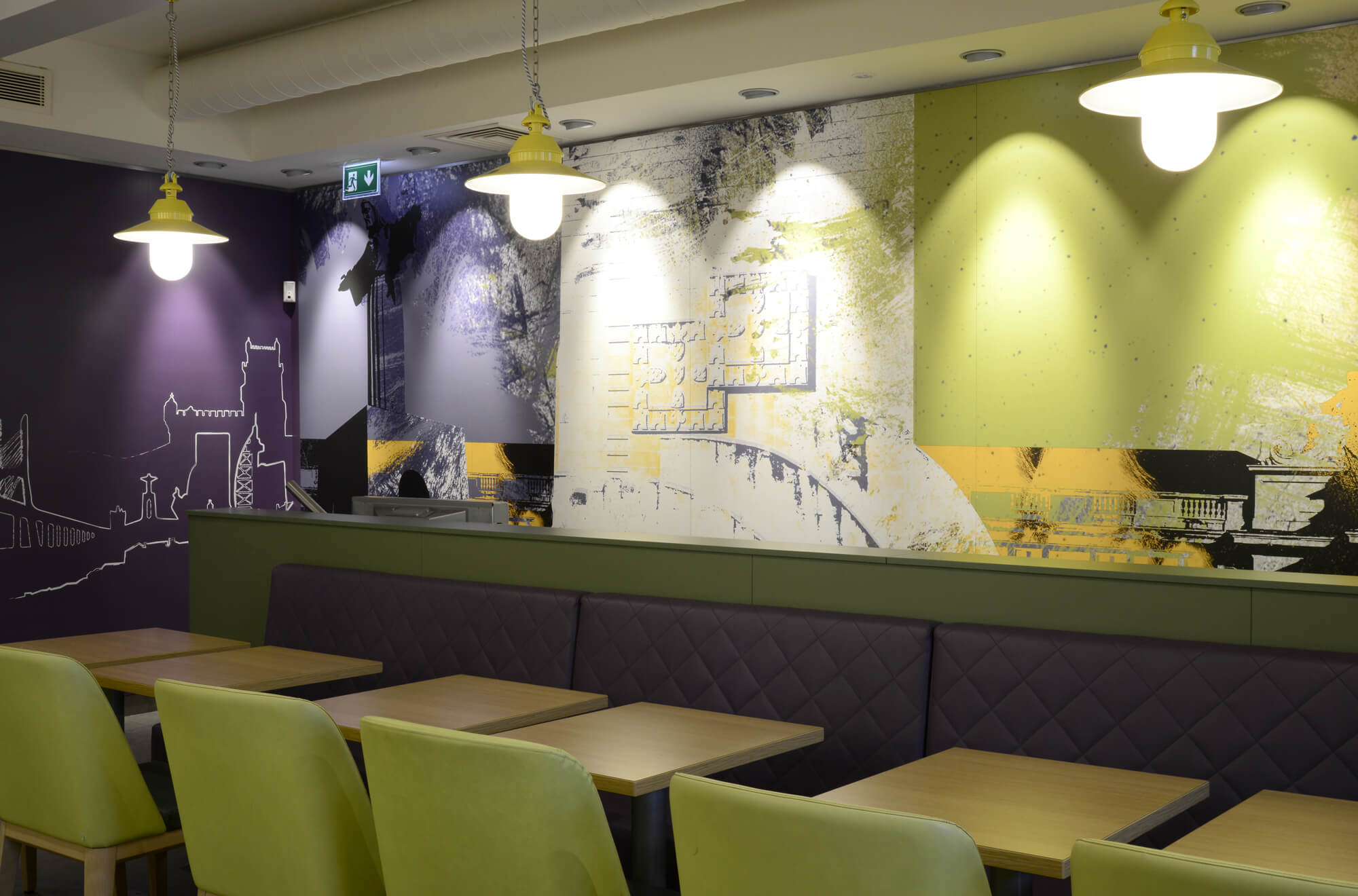 Interior do restaurante McDonald's