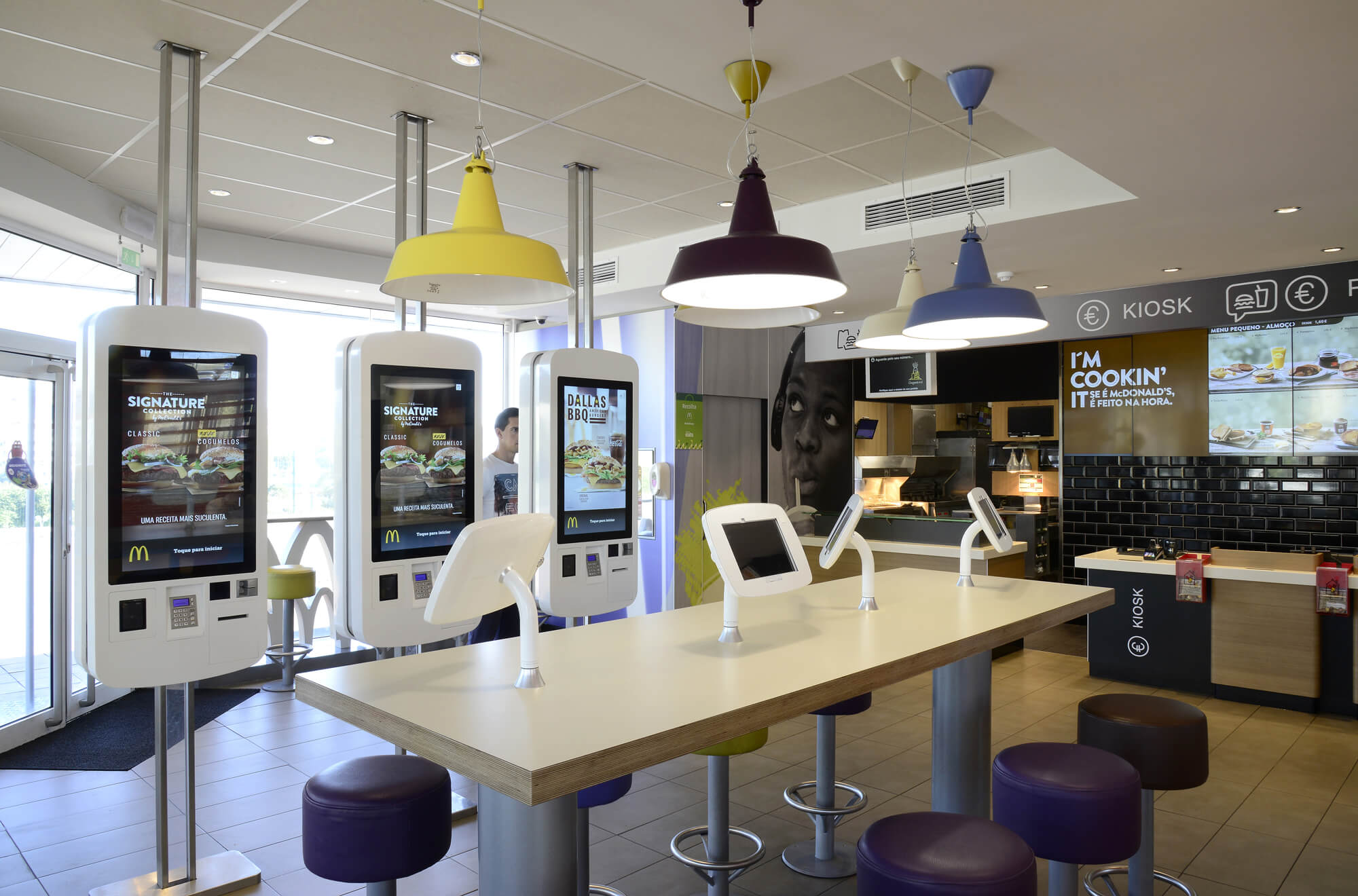 Interior do restaurante McDonald's
