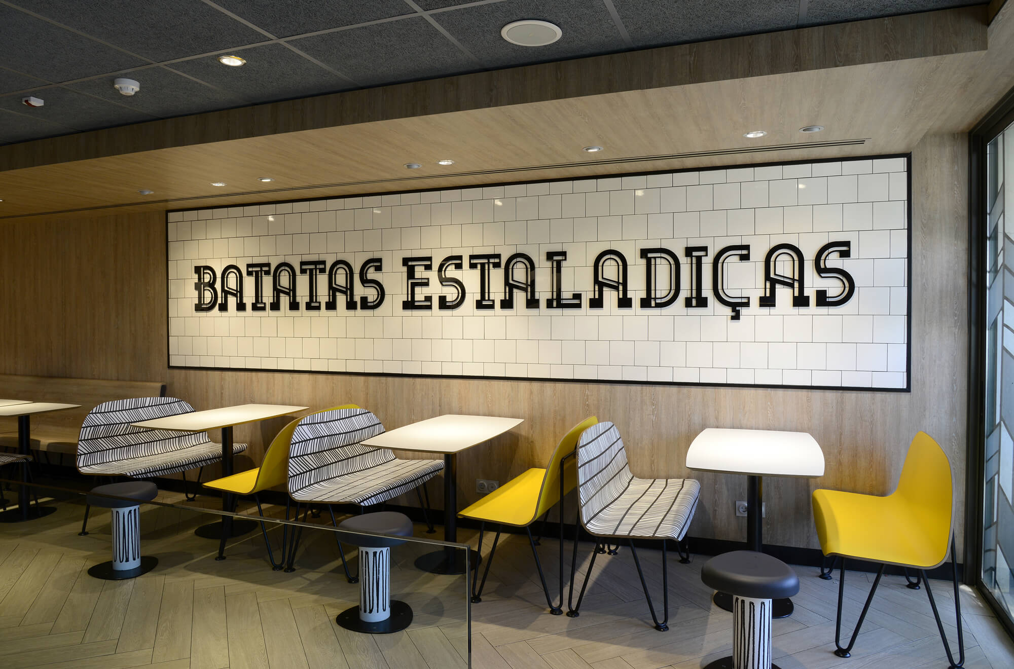 Interior do restaurante McDonald's
