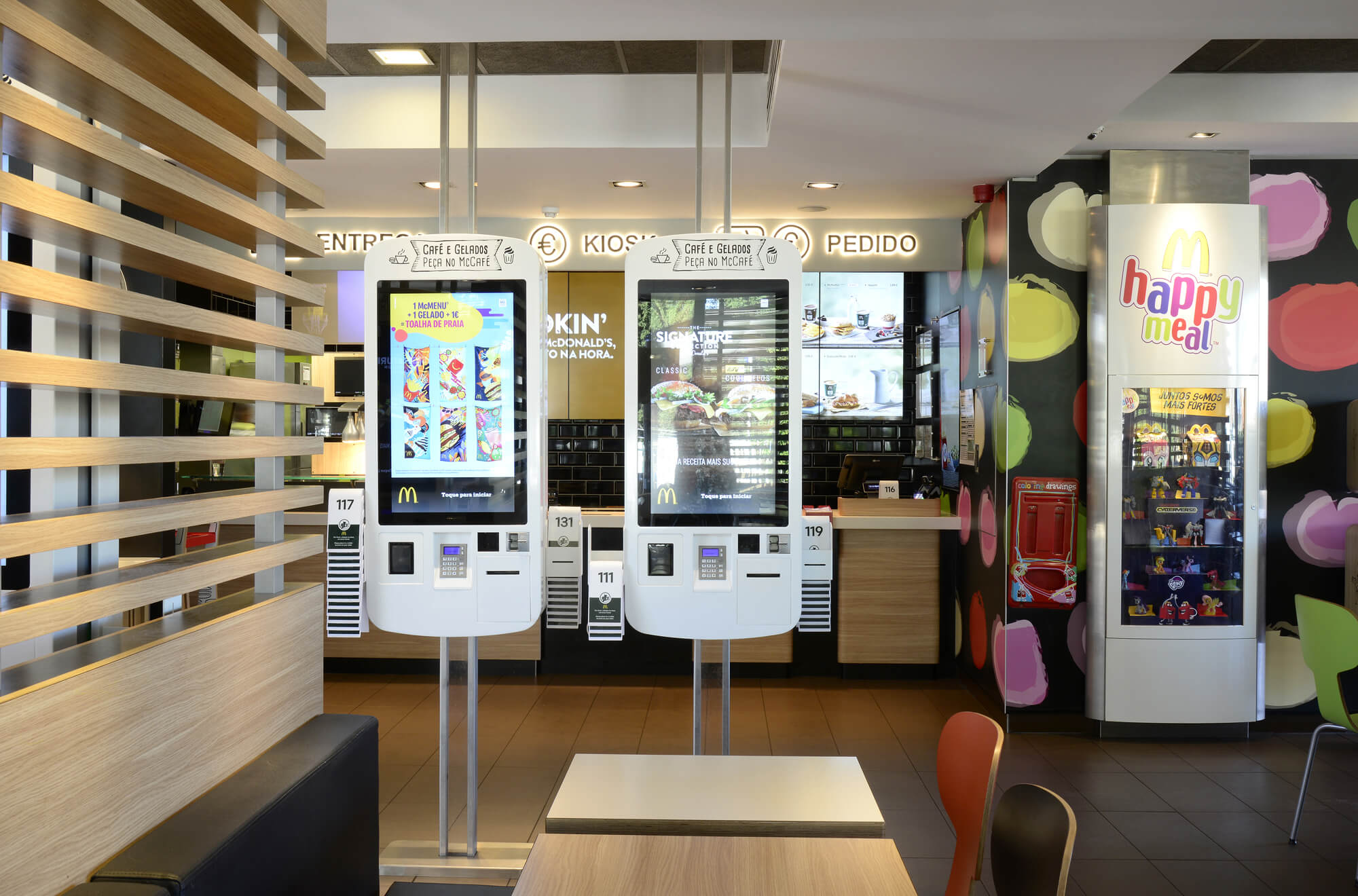Interior do restaurante McDonald's