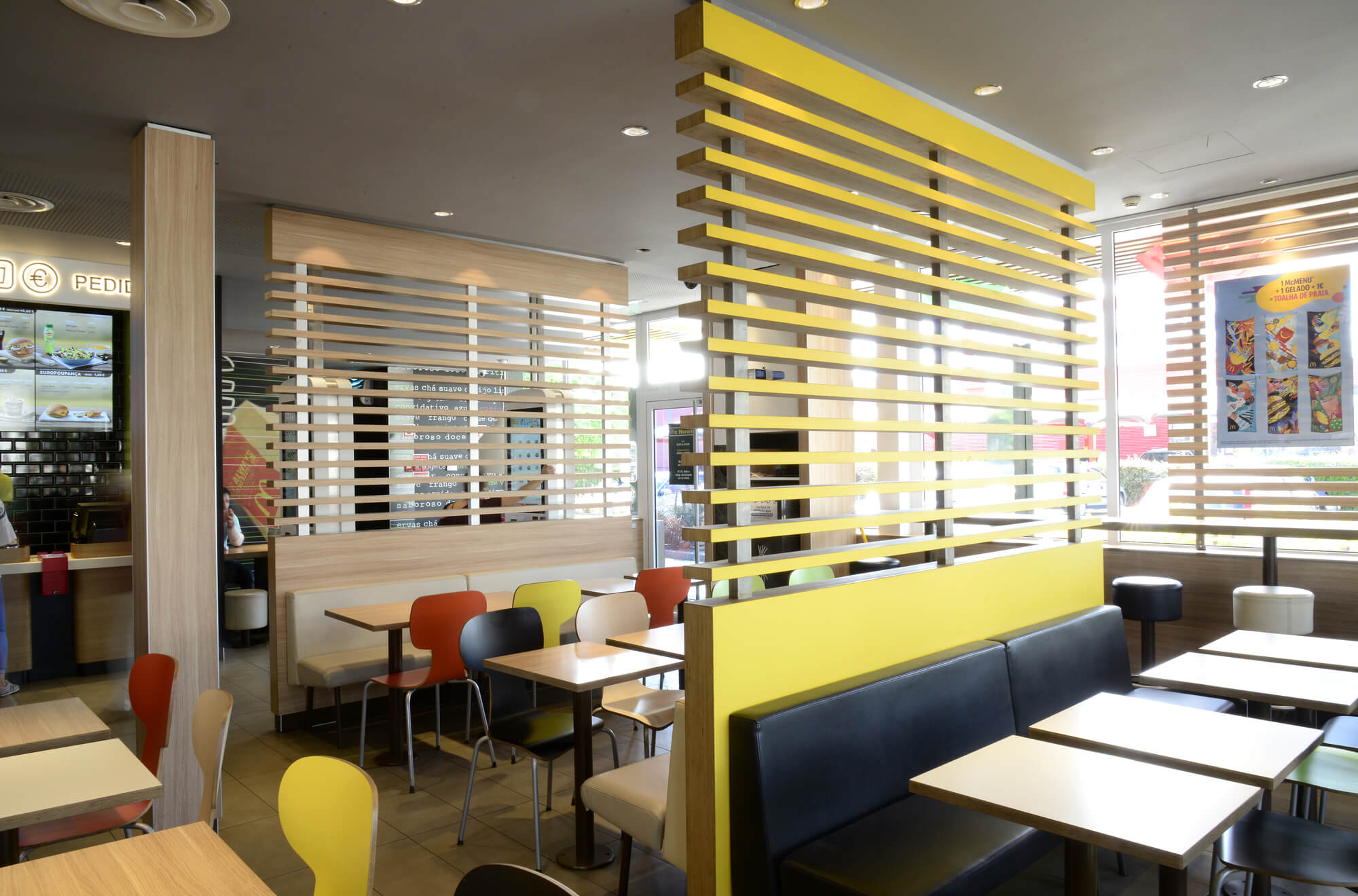 Interior do restaurante McDonald's Agueda