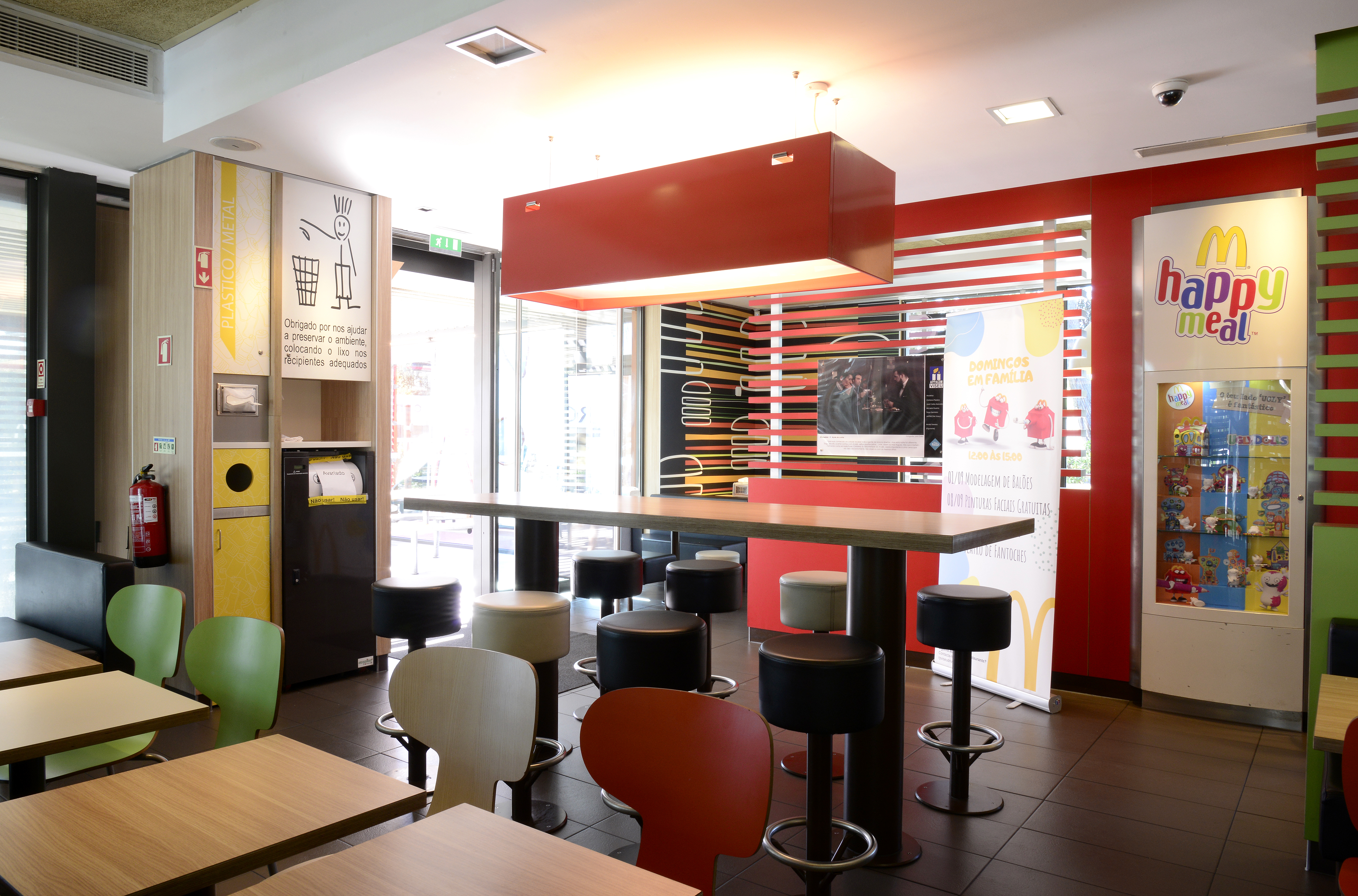 Interior do restaurante McDonald's