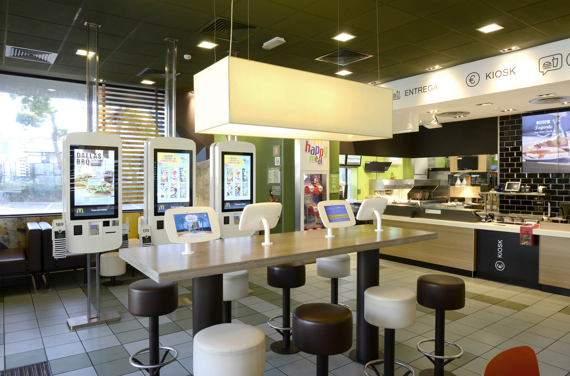 Interior do restaurante McDonald's