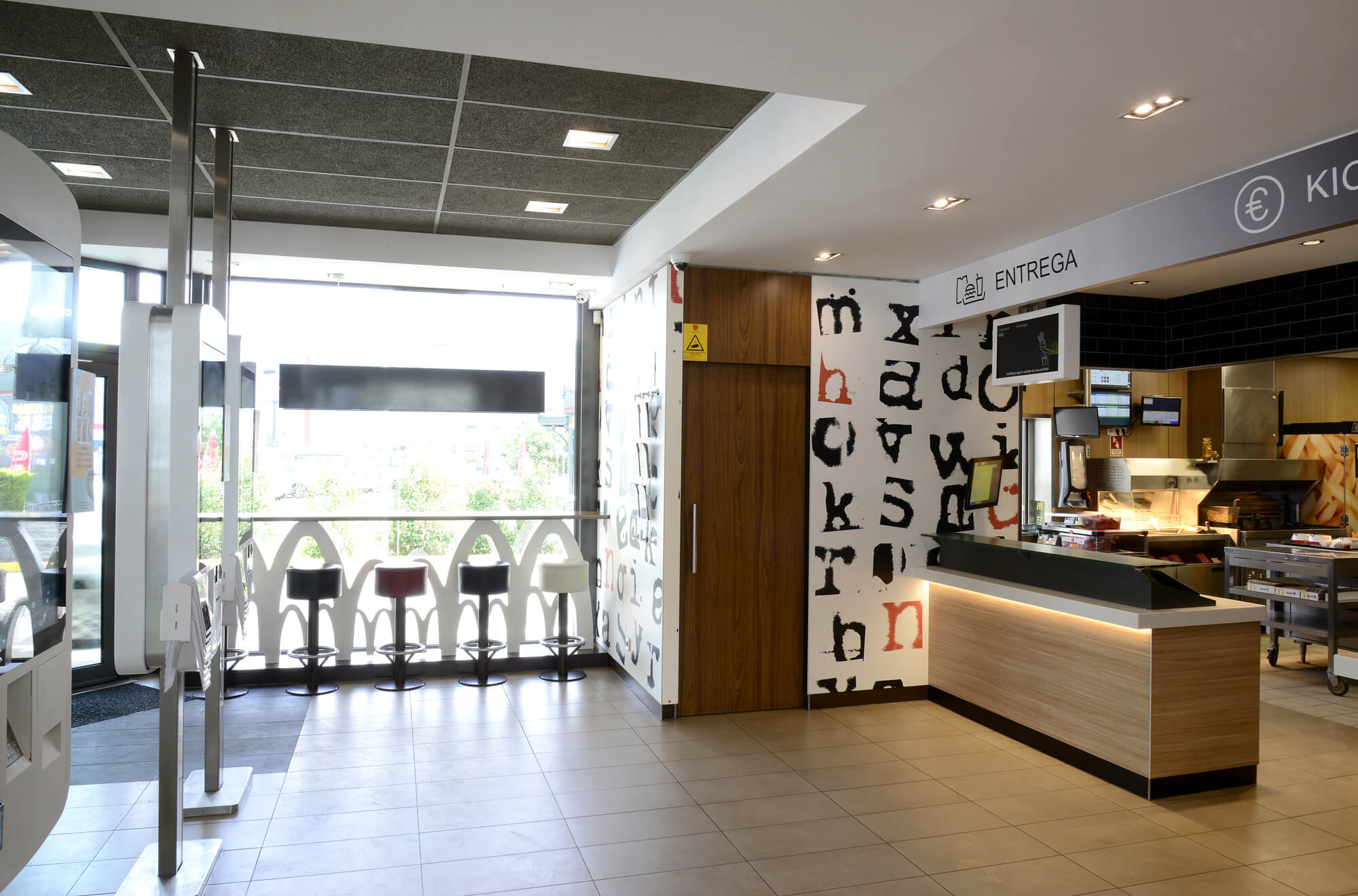 Interior do restaurante McDonald's