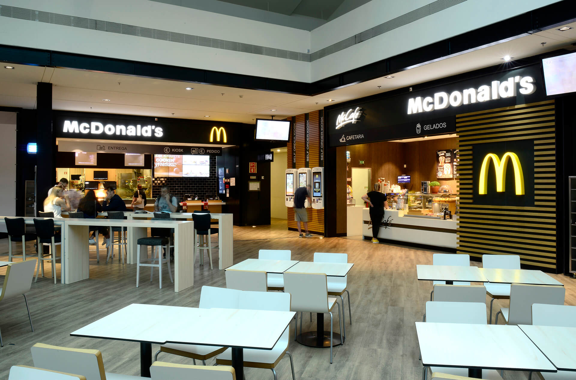 Exterior do restaurante McDonald's nassica