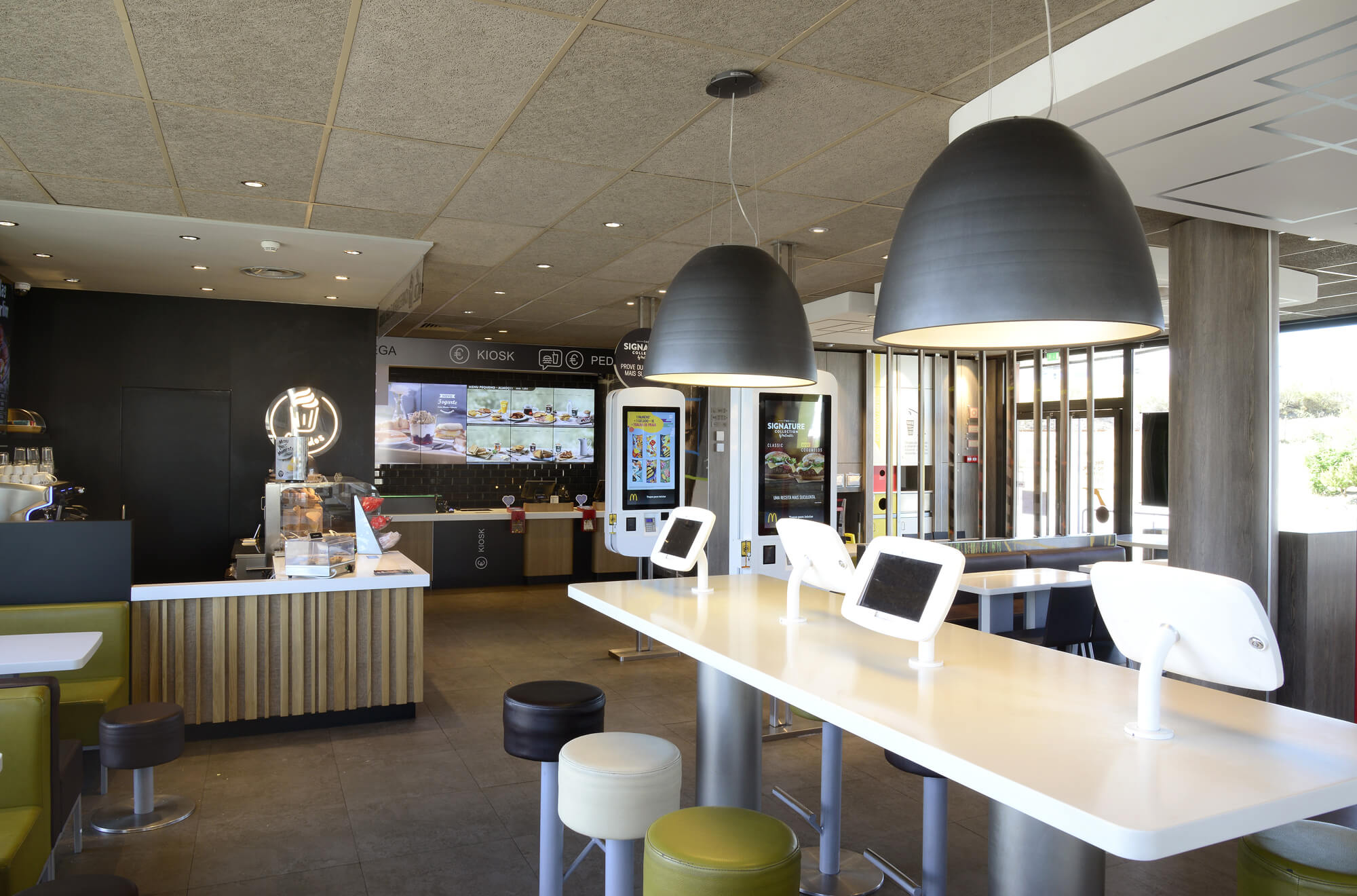 Interior do restaurante McDonald's