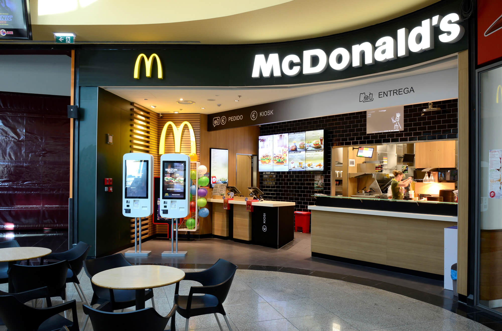 Interior do restaurante McDonald's