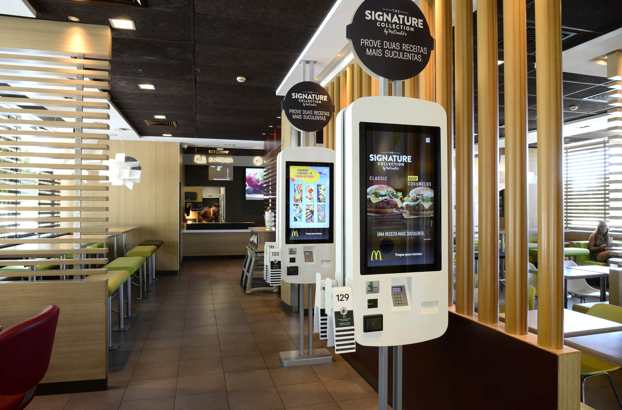 Interior do restaurante McDonald's