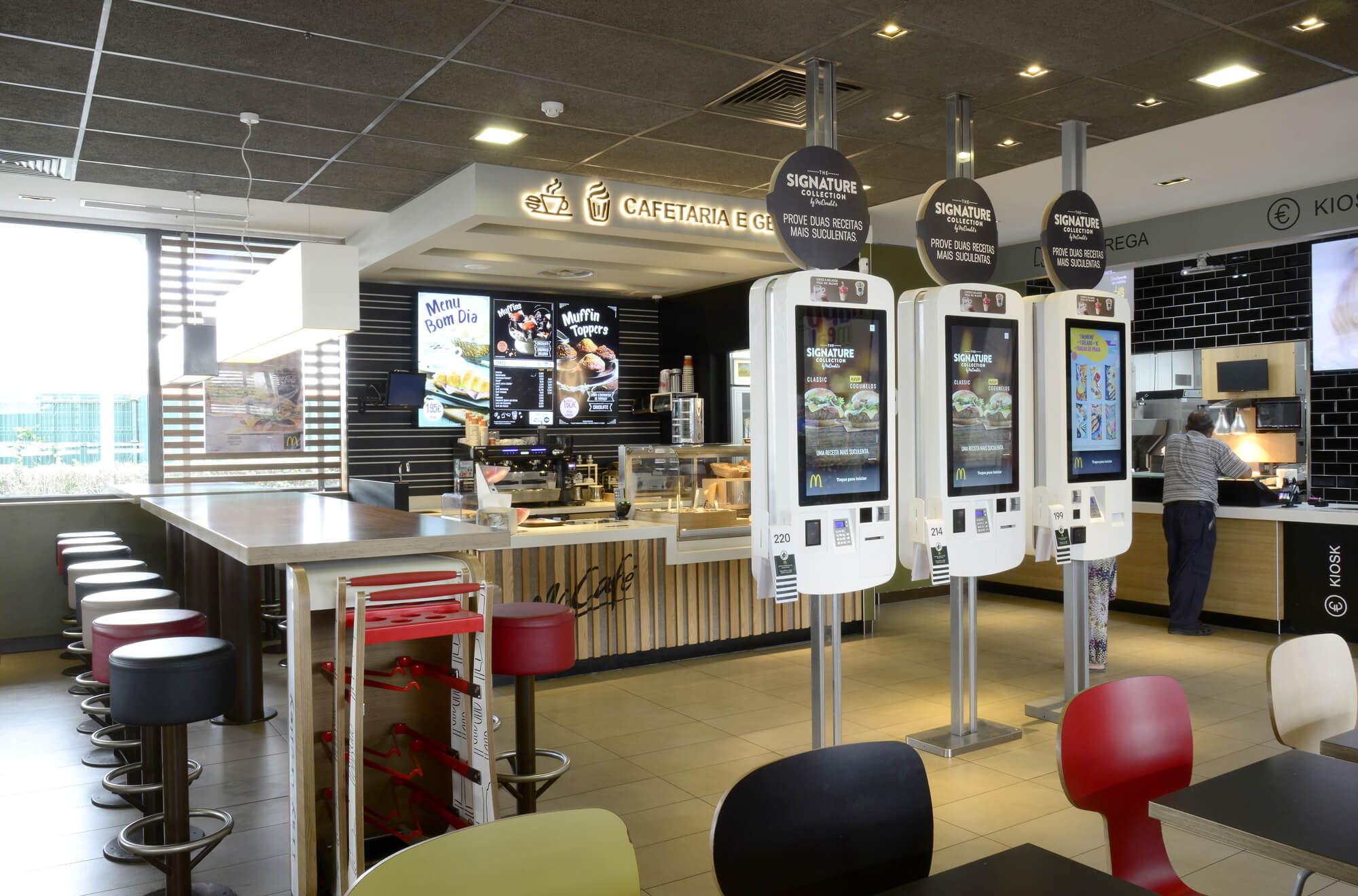 Interior do restaurante McDonald's