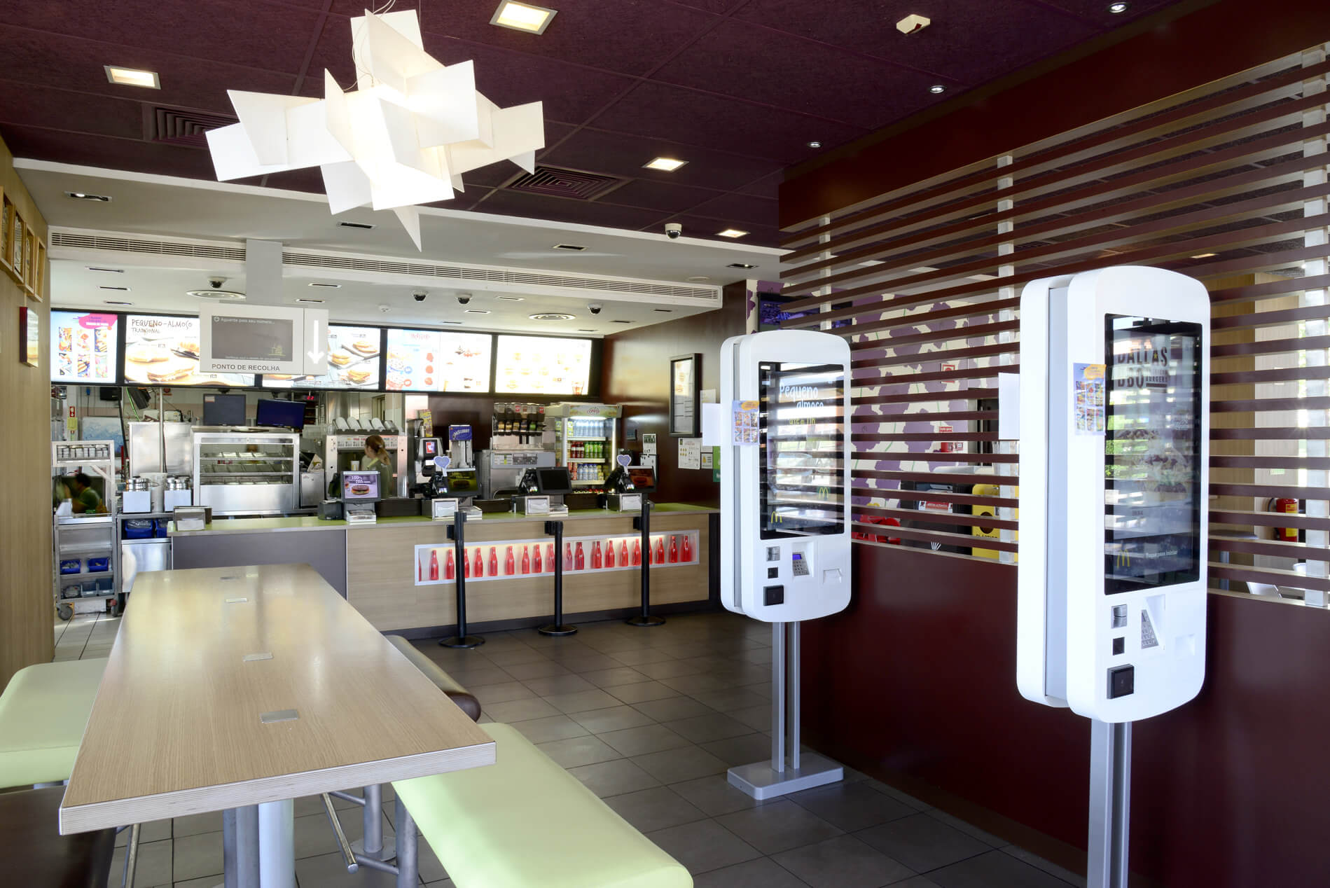 Interior do restaurante McDonald's