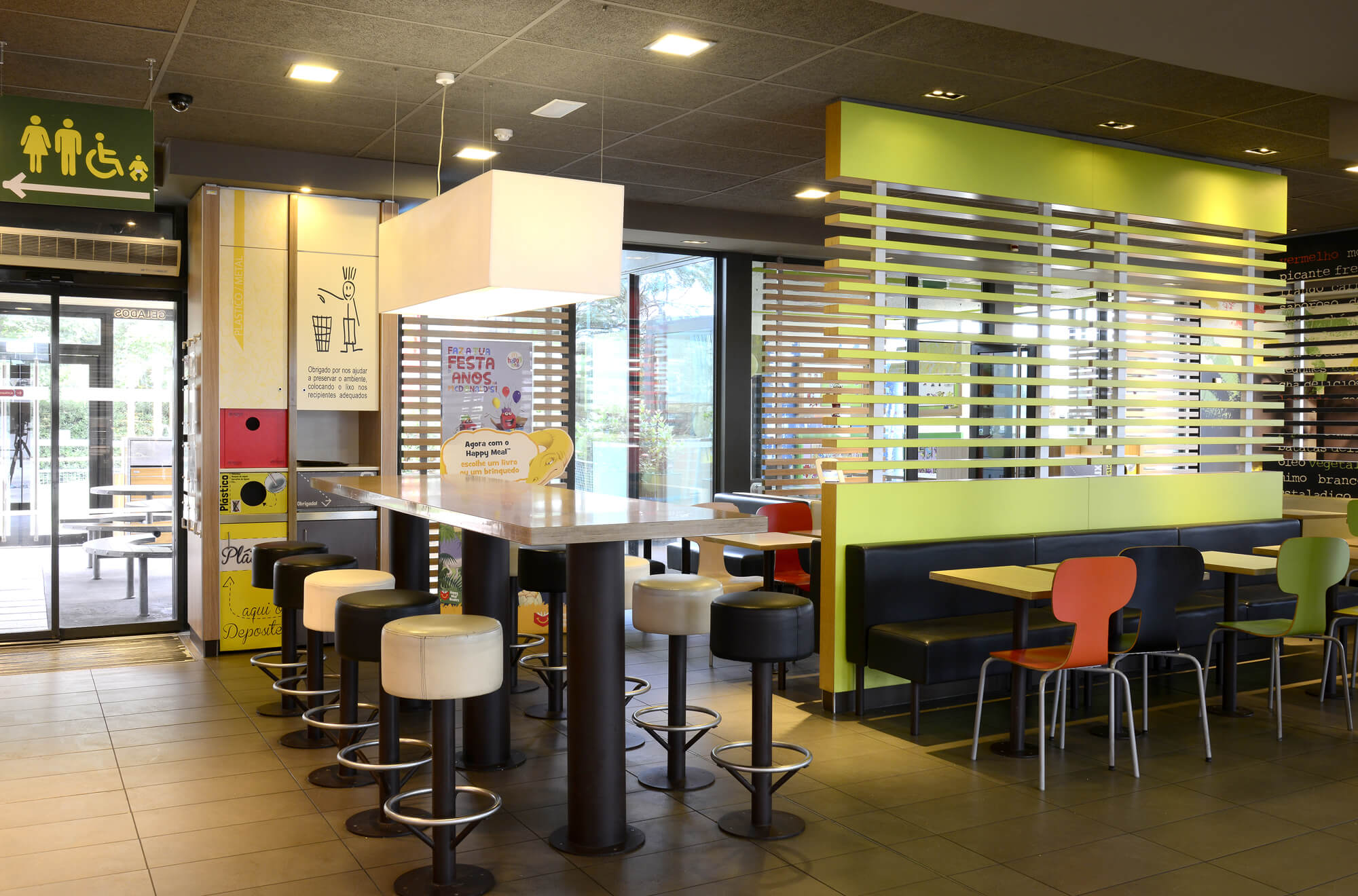 Interior do restaurante McDonald's