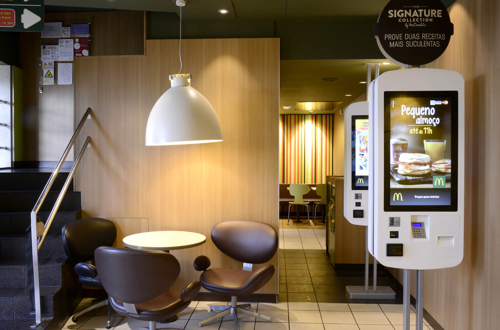 Interior do restaurante McDonald's