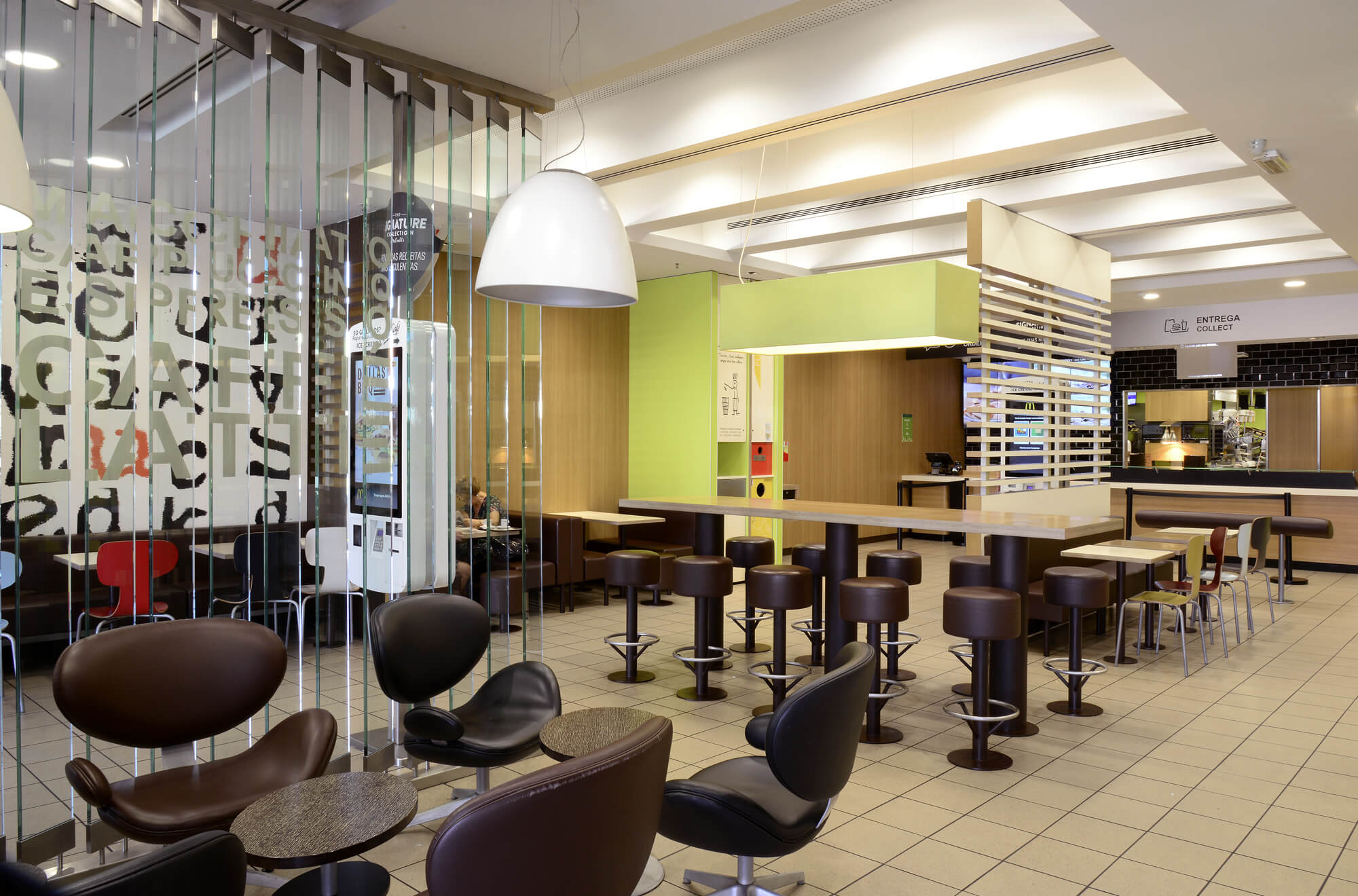 Interior do restaurante McDonald's