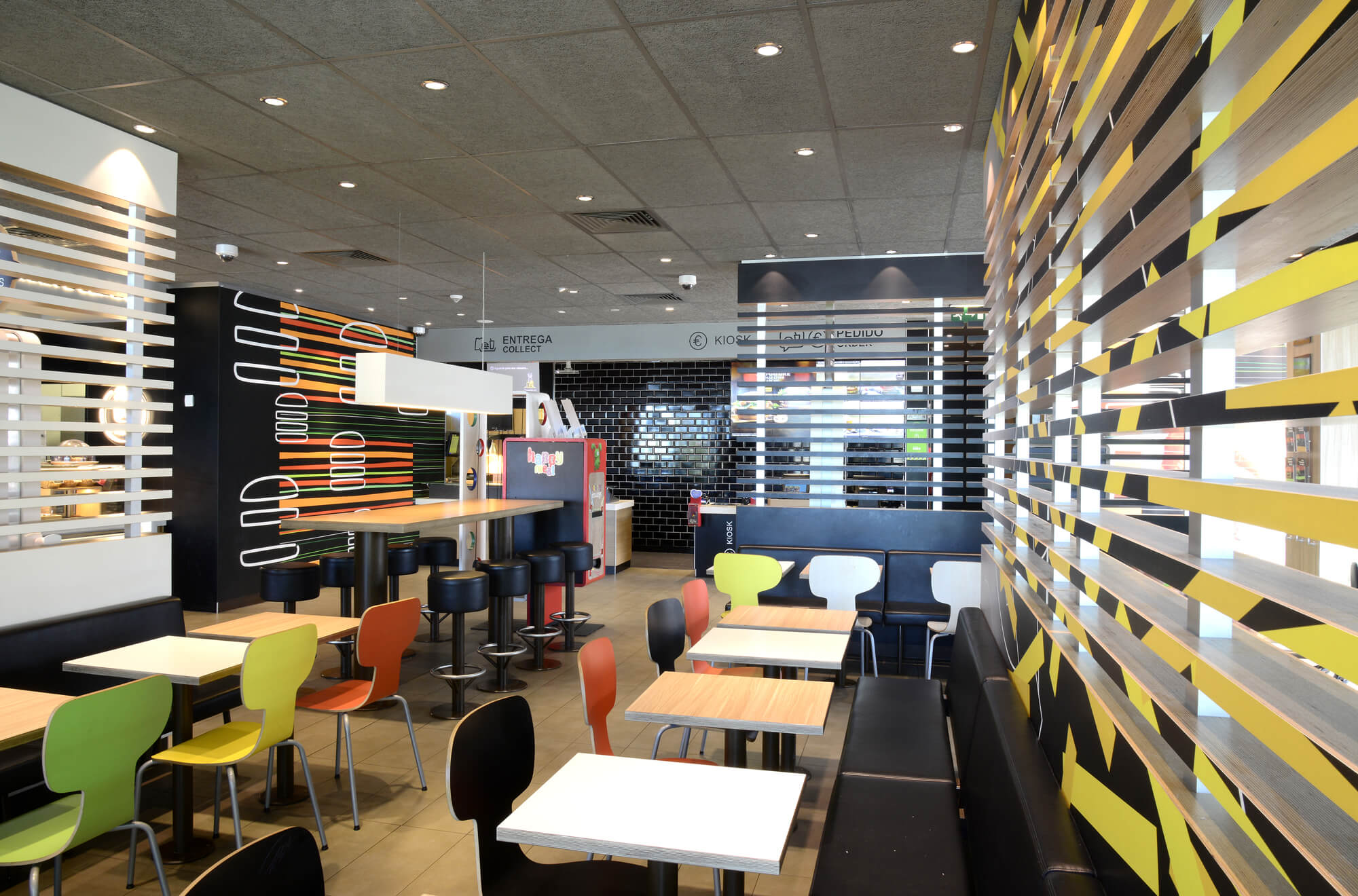 Interior do restaurante McDonald's