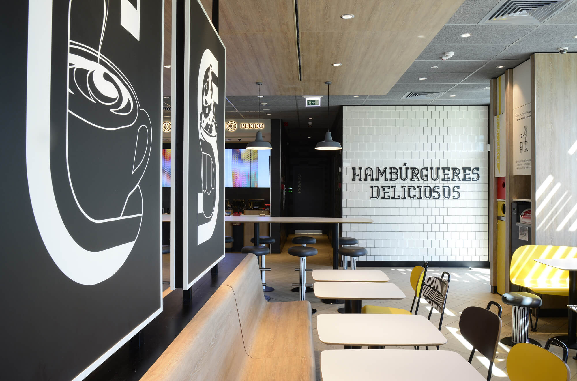 Interior do restaurante McDonald's