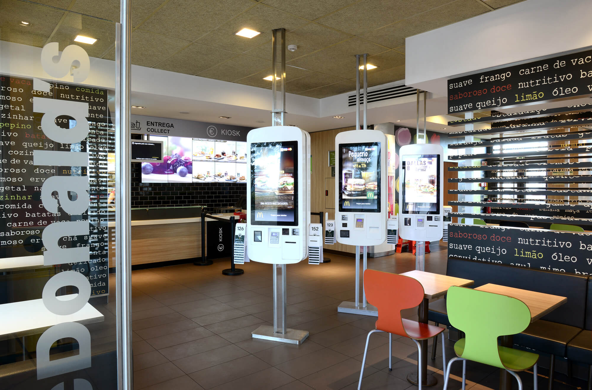 Interior do restaurante McDonald's