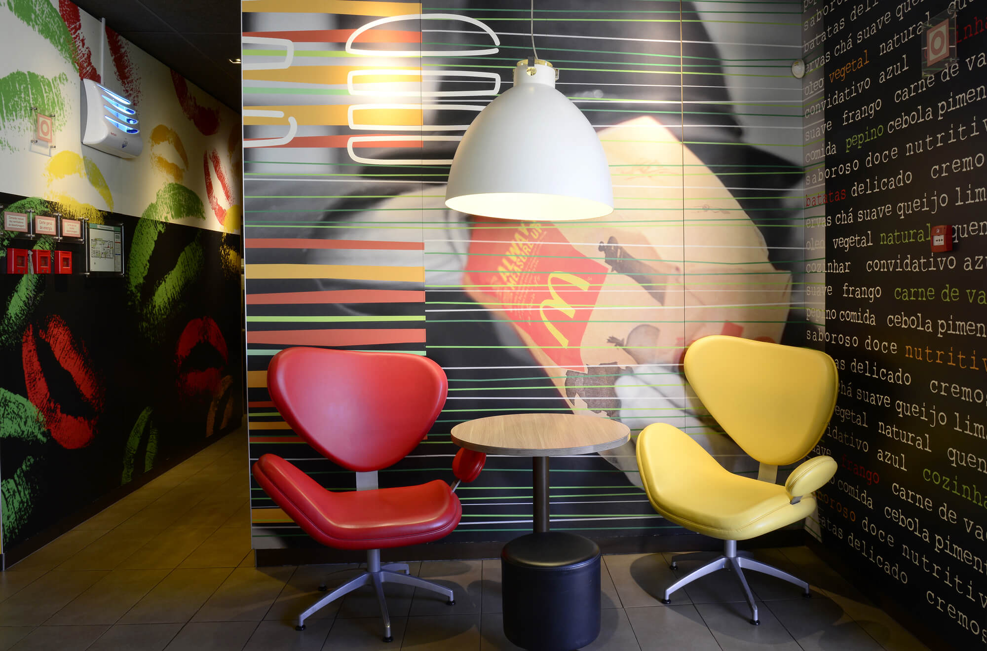 Interior do restaurante McDonald's