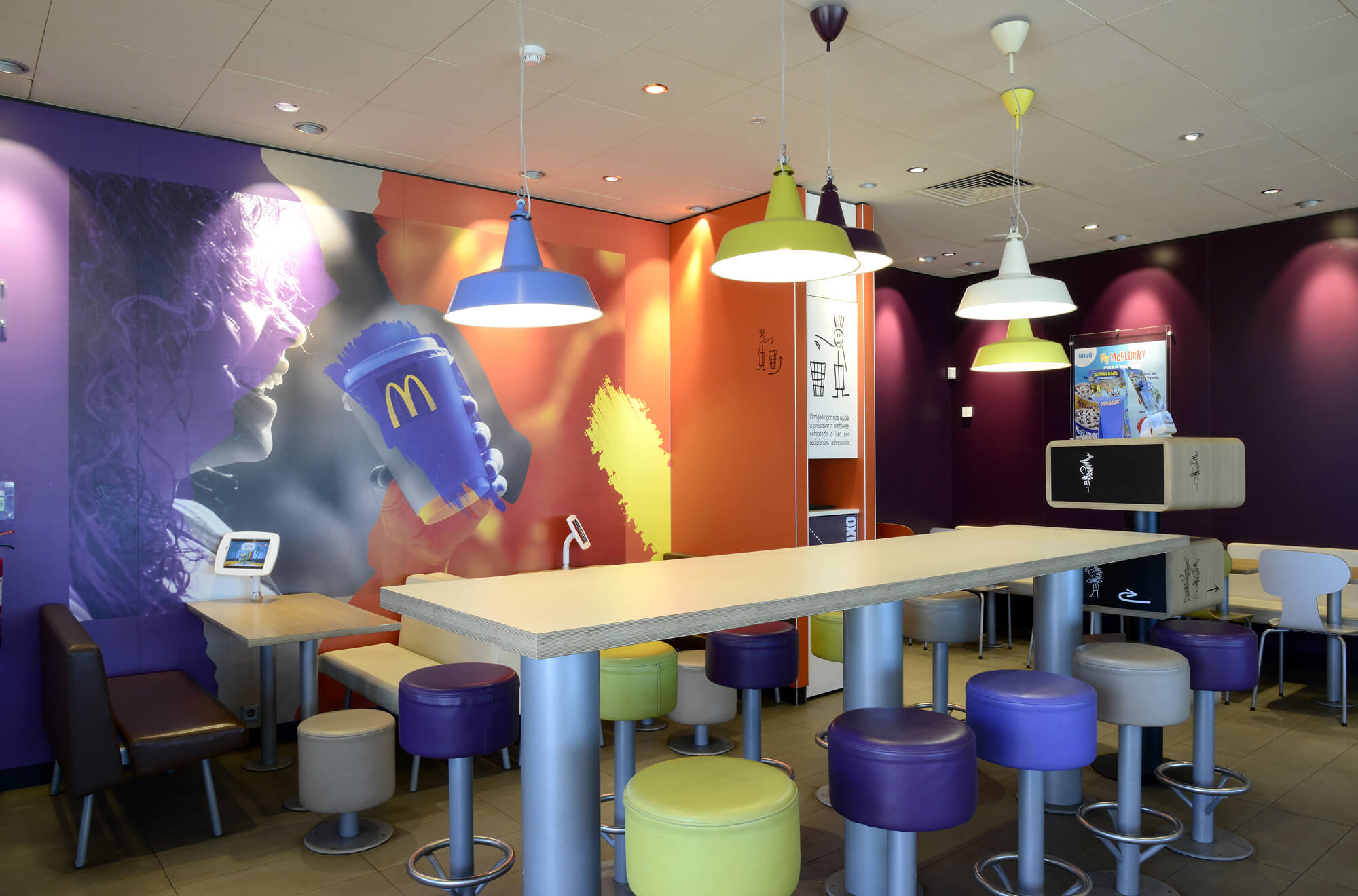 Interior do restaurante McDonald's