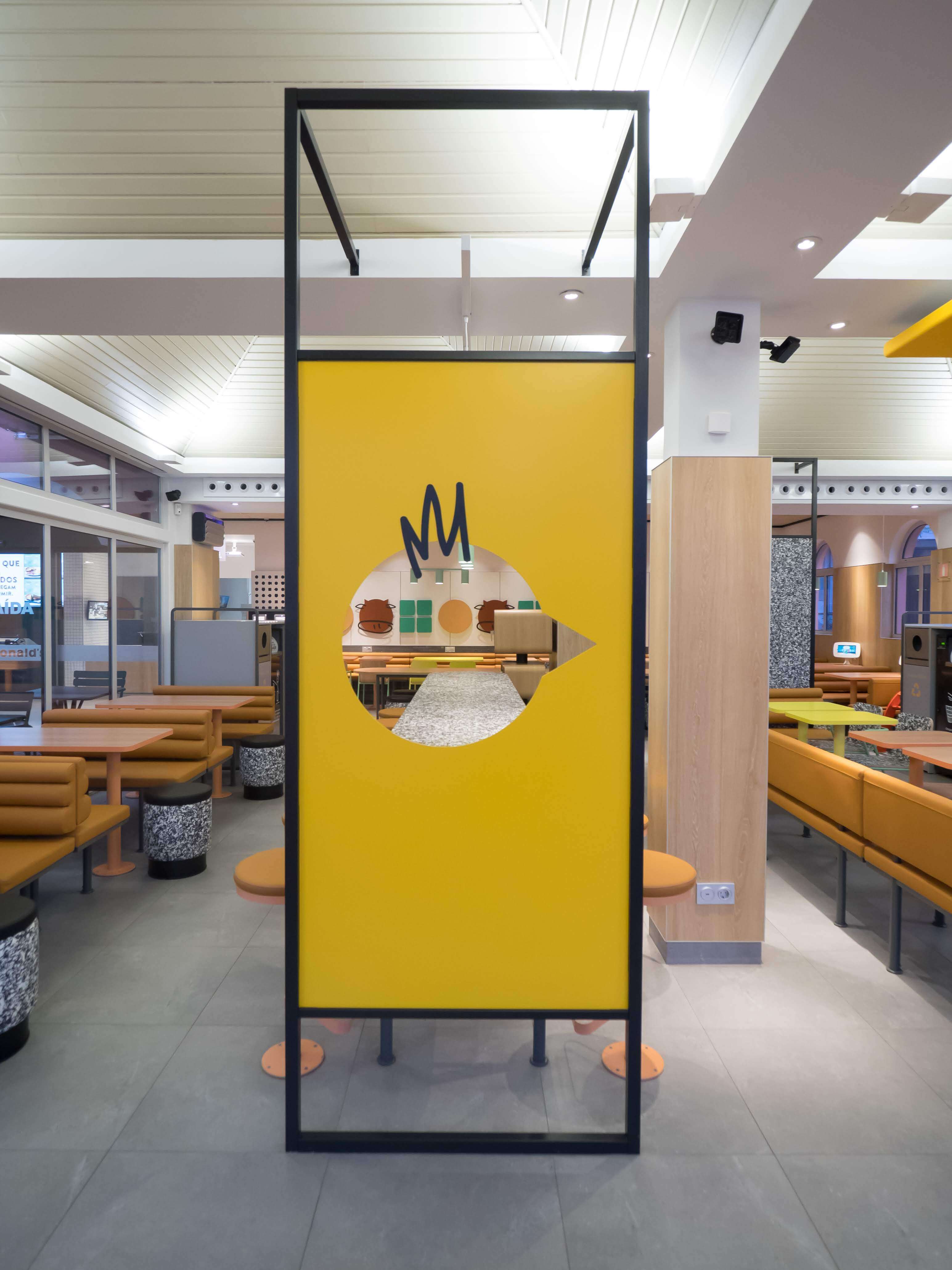 Interior do restaurante McDonald's