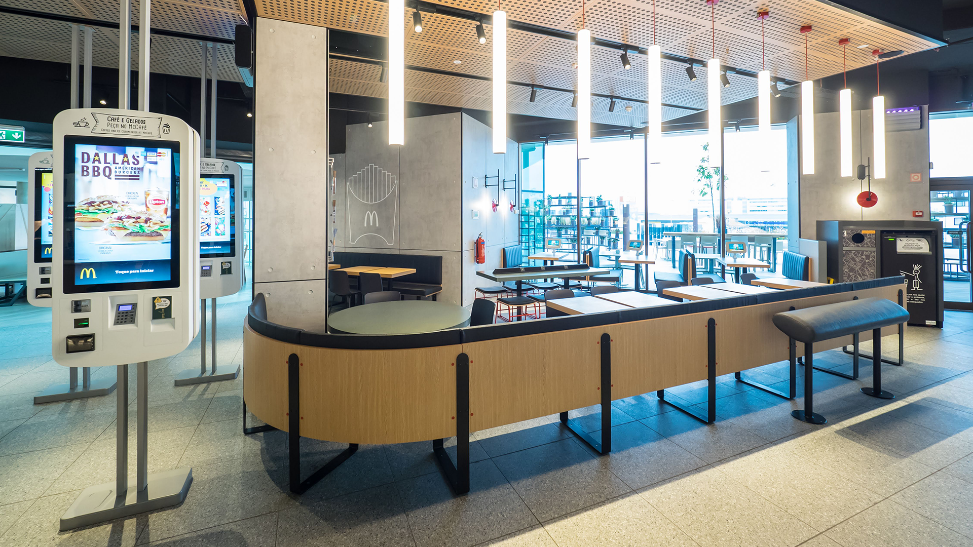 Interior do restaurante McDonald's Norte Shopping