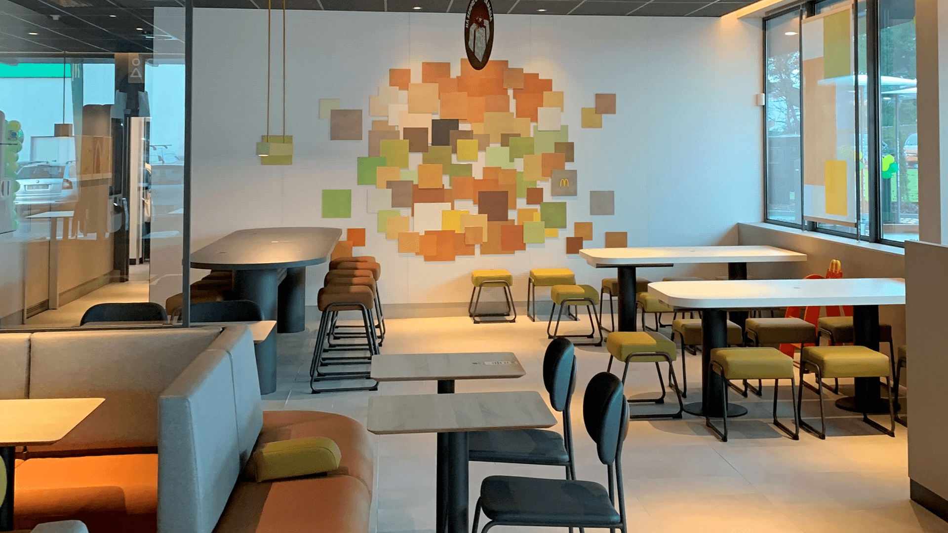 Interior do restaurante McDonald's Estoril