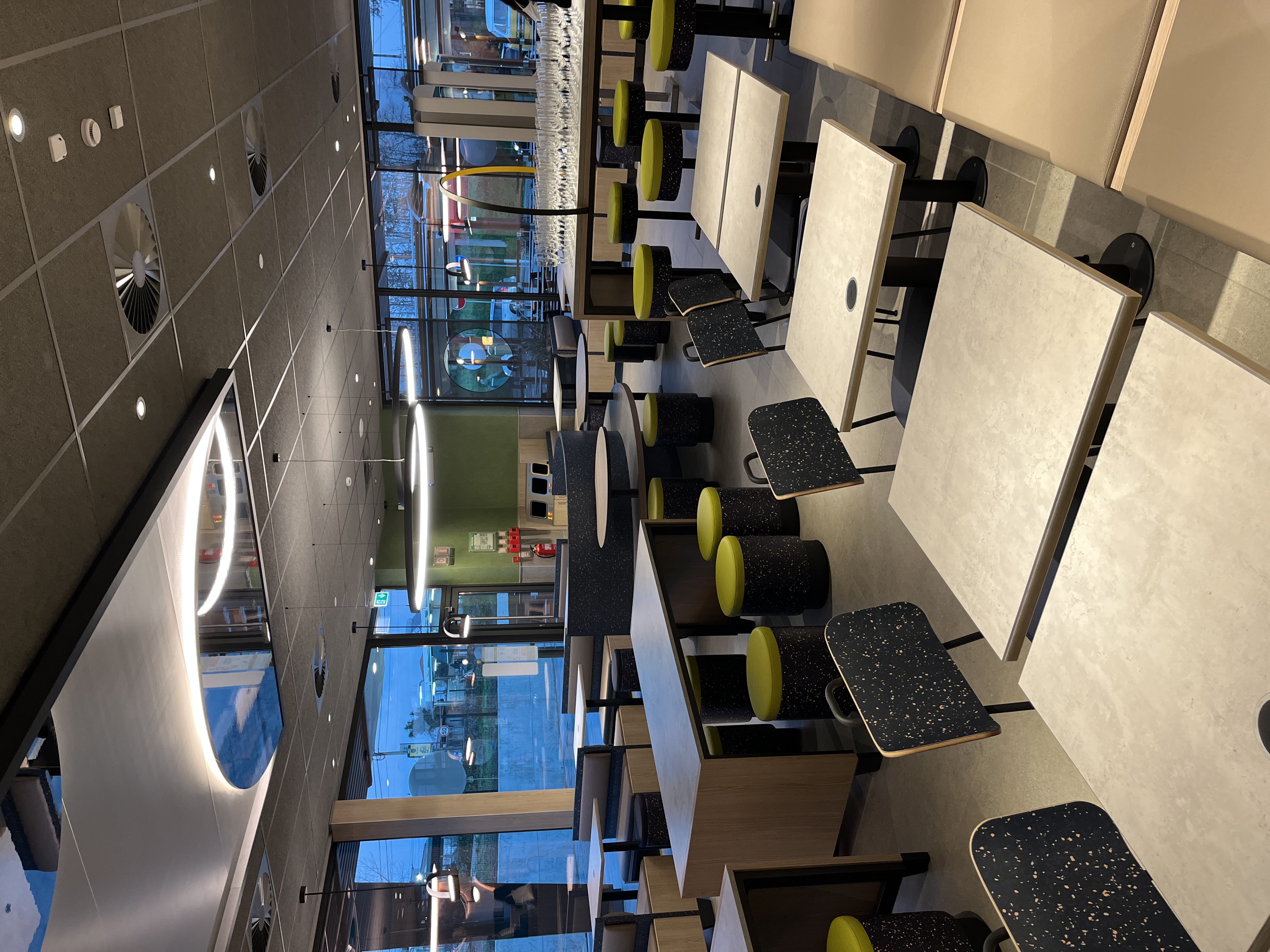 Interior do restaurante McDonald's Pombal