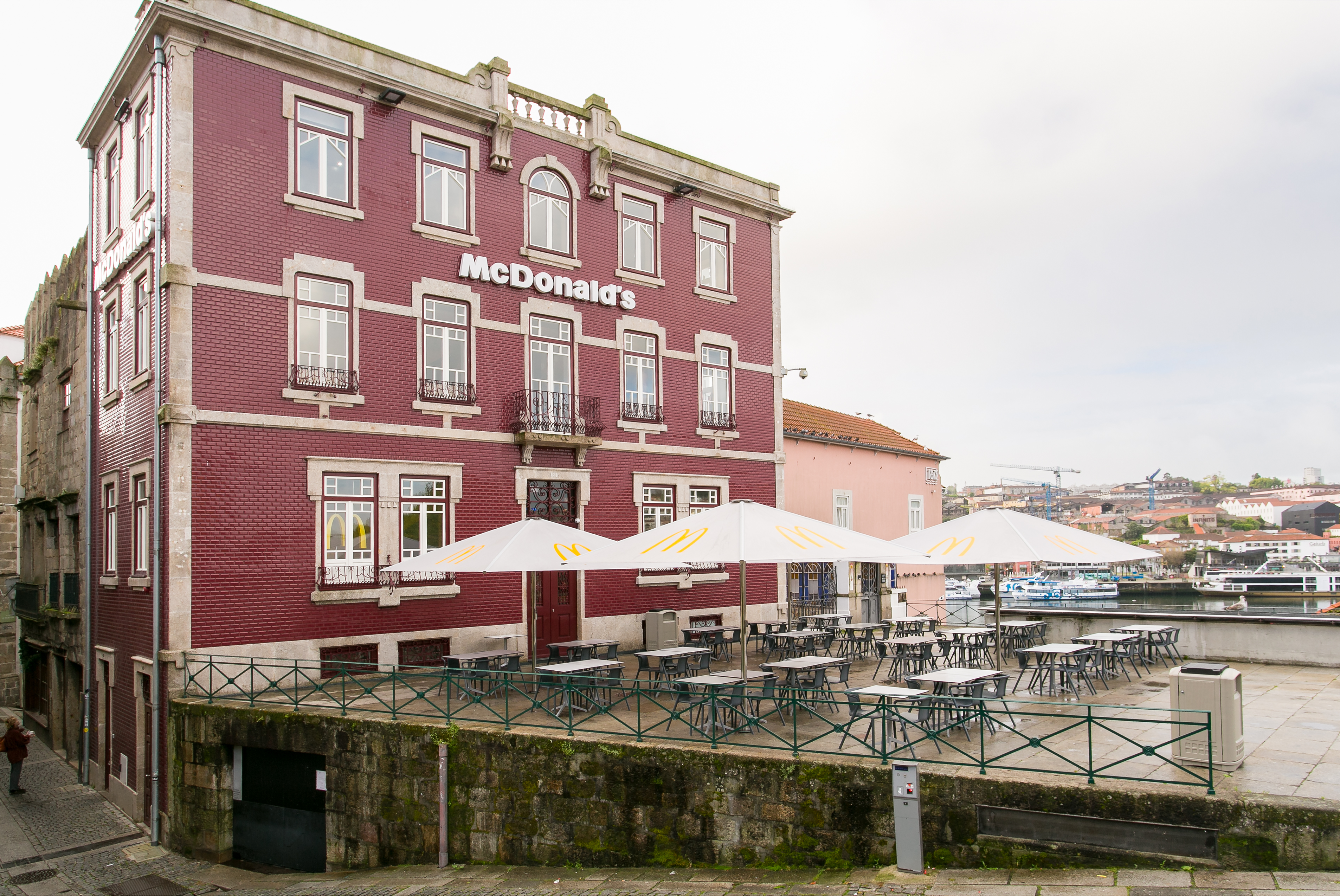 Exterior do restaurante McDonald's Ribeira Porto