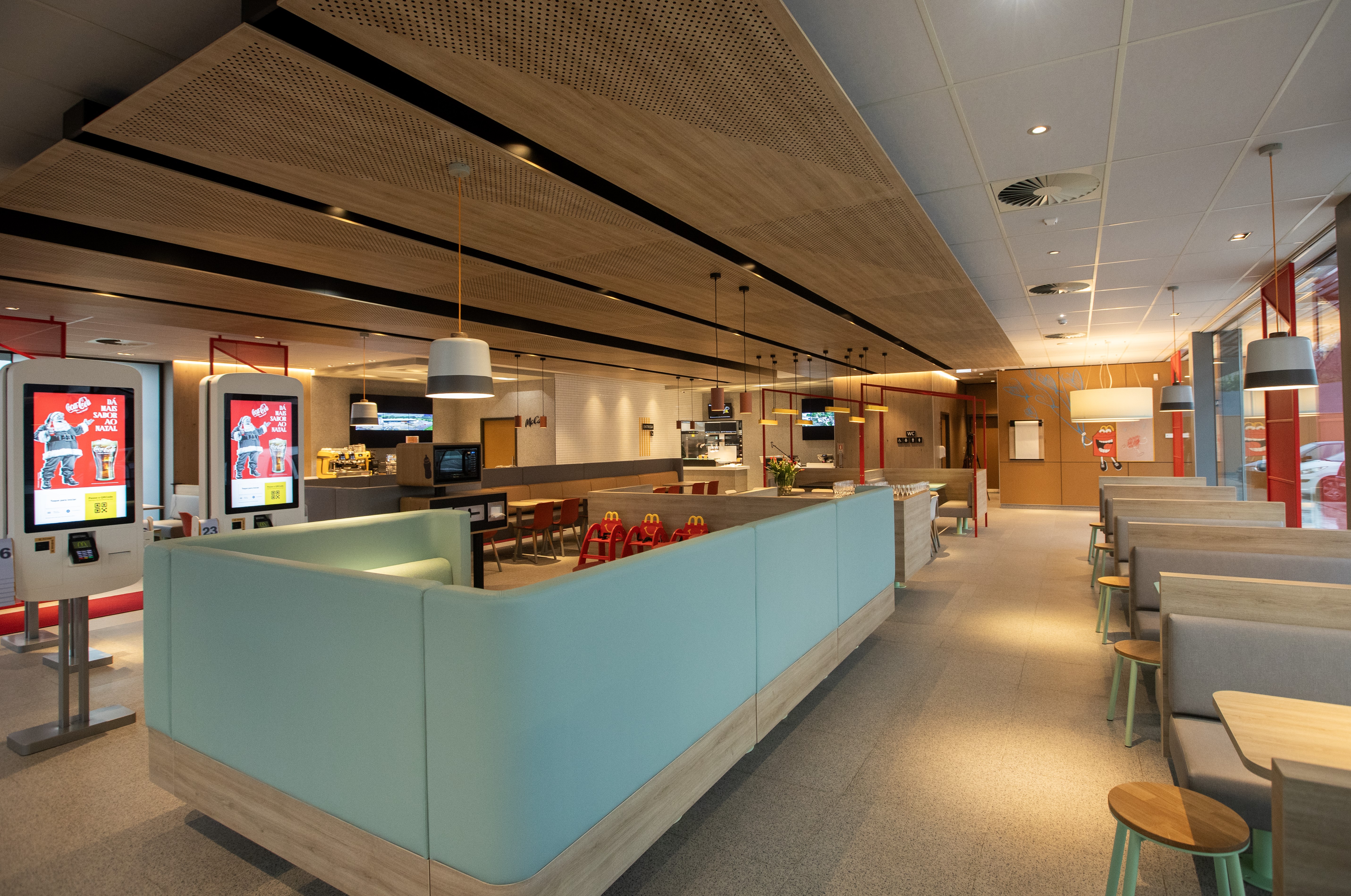 Interior do restaurante McDonald's Braga Dume