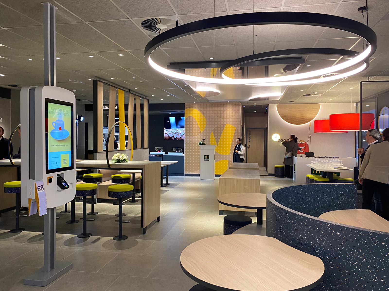 Interior do restaurante McDonald's Alcochete