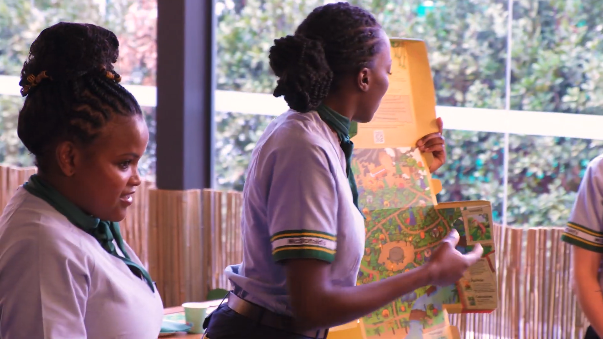 trabalhadores do mcdonald's a dinamizar um jogo