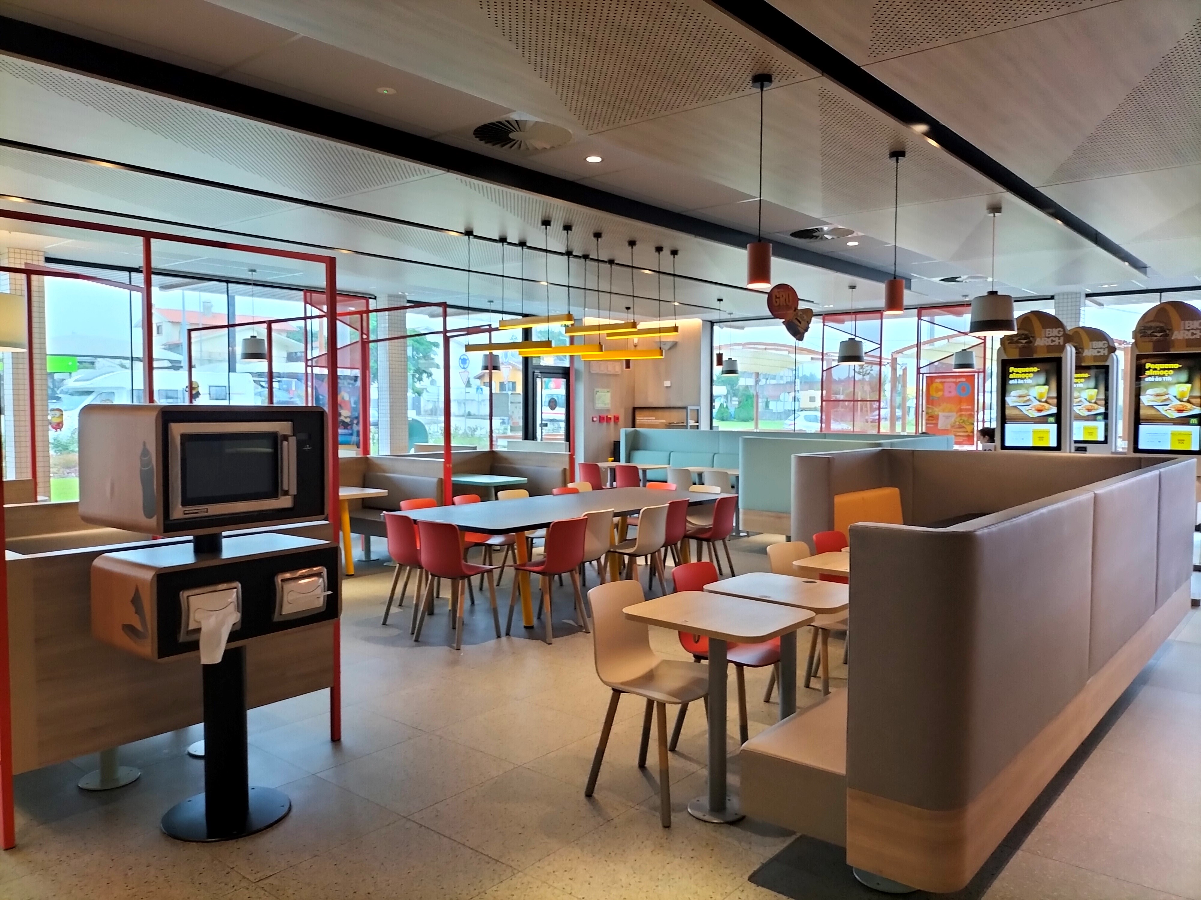 Interior do restaurante McDonald's Ovar
