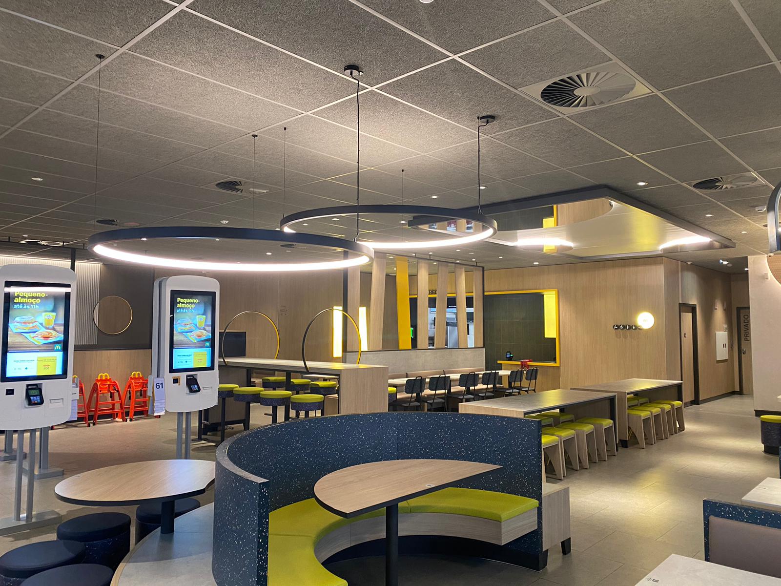 Interior do restaurante McDonald's Estarreja